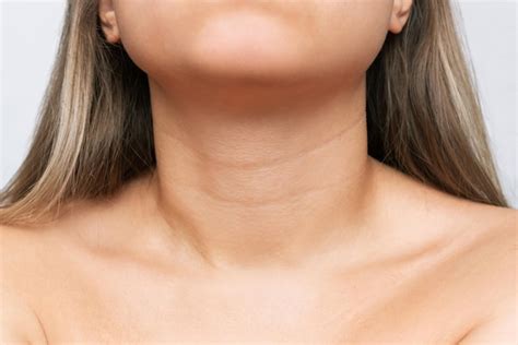 Líneas en el cuello arrugas cambios relacionados con la edad anillos de