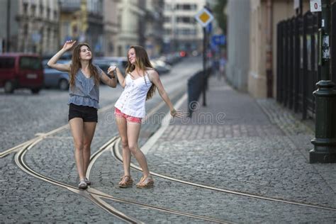 Filles Marchant Ensemble Sur Le Trottoir Sur La Rue Photo Stock Image