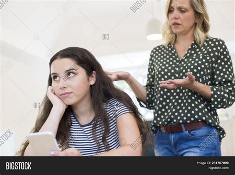 Imagen Y Foto Mother Arguing Prueba Gratis Bigstock