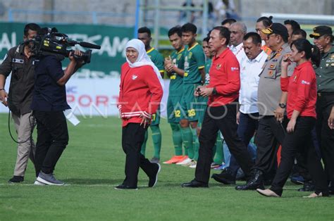 Pembukaan Kejuaraan Sepak Bola Piala Gubernur Jawa Timur Antara Foto