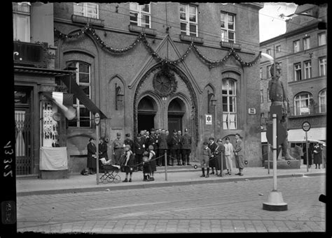 Vor Dem Neust Dtischen Rathaus In Den Er Jahren Stadtmuseum