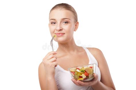 Menina Bonita Que Come A Salada De Fruto Isolada Imagem De Stock