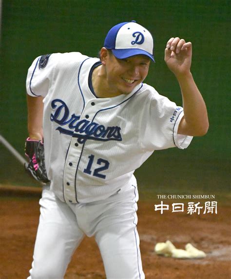 中日・大野雄大投手、なぜか田島慎二投手のユニフォームを着てブルペンでニッコリ ドラ要素＠のもとけ