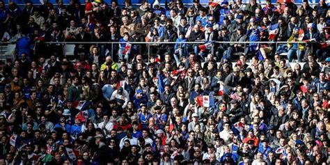 Une R Elle Ferveur Record D Affluence Pour Les Bleues Face Aux