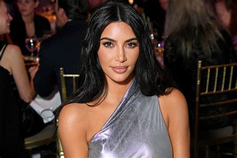 Kim Kardashian Se Enfunda En Destacada Outfit Negro Y Enciende Las