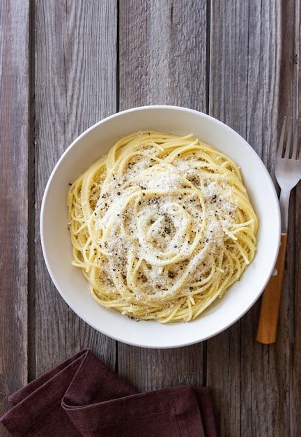 Premium Photo Roman Pasta Spaghetti With Black Pepper And Cheese