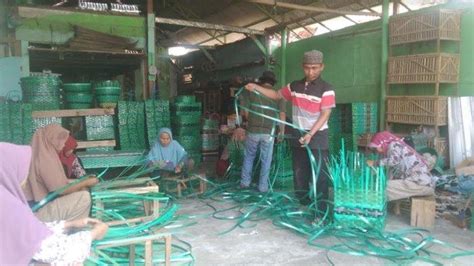 Oleh Oleh Cilacap Tas Anyaman Dari Limbah Plastik Laris Manis Harga