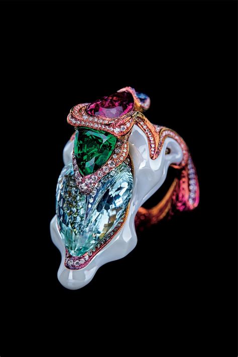 What defines jewellery art in the 21st century? Experts, insiders and