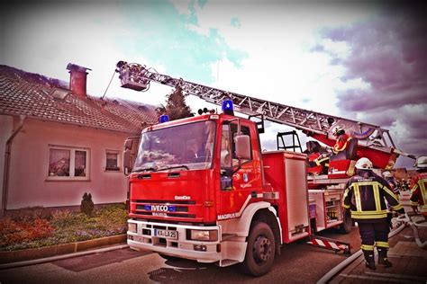 Feuer In Kronau Feuerwehr Rettet Junge Frau Und Hund Aus Brennendem