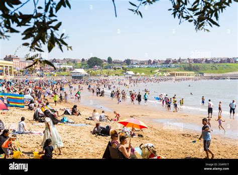 Barry island busy beach hi-res stock photography and images - Alamy