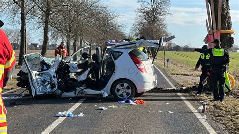 Junger Mann Stirbt Nach Unfall Drei Schwerverletzte Wir Sind