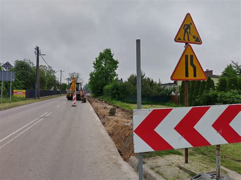 Przy ulicy Konwaliowej w Zduńskiej Woli powstaje chodnik Z myślą o