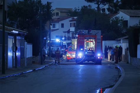 Un incendio forestal junto a una urbanización en Riba roja obliga a