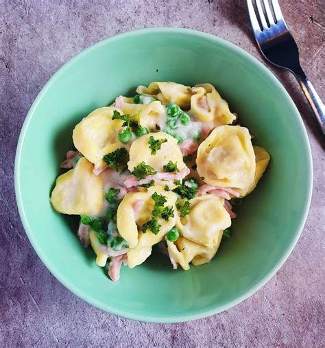 Tortellini med skinke ærter og cremet blomkålsbechamel Sund på budget