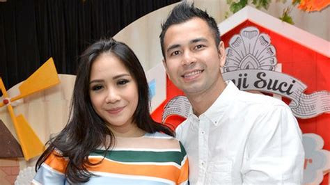 Raffi Ahmad Dan Nagita Slavina Bangga Wajahnya Terpampang Di Billboard