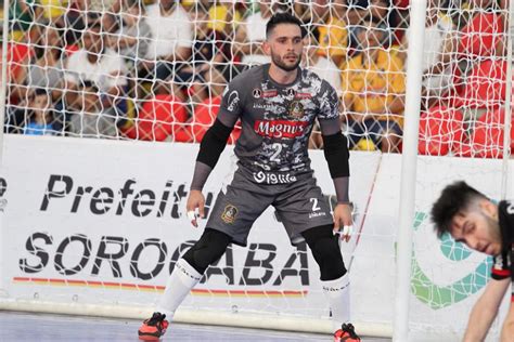 Goleiro Tiago espera Magnus quebrando organização do Joinville para