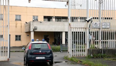 Padre Scopre Figlio Gay Lo Minaccia E Maltratta A Torino Per Farlo