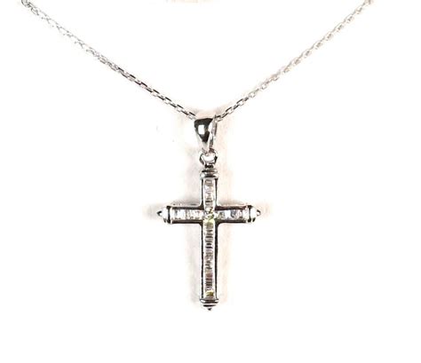 Pendentif Croix En Or Gris 18 K 750 Oo Serti En Son Centre D Un