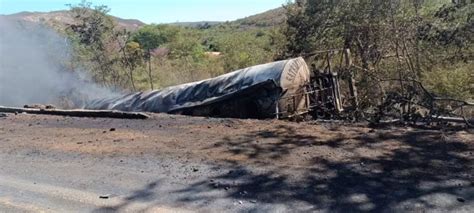 Motorista morre carbonizado após caminhão tombar e pegar fogo na BR 430