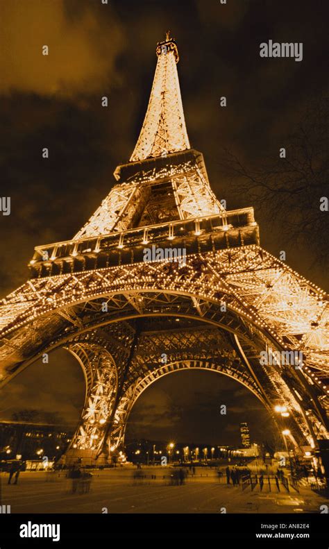 Eiffel Tower Tour Eiffel at night Stock Photo - Alamy