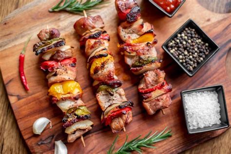 Brochetas De Carne Con Verduras A La Parrilla Sobre Un Fondo R Stico