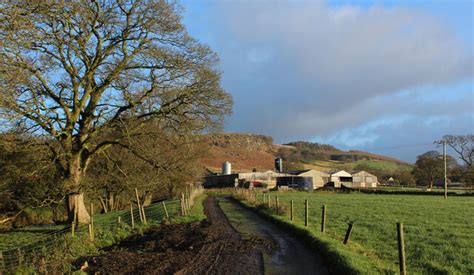 Approaching Bower House Farm From The © Chris Heaton Geograph