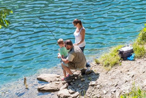 Fam Lia Feliz Est Pescando Juntos No Rio Na Montanha Foto Premium