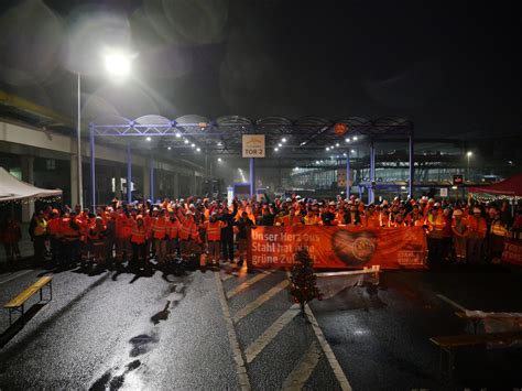 Vierstündiger Warnstreik Metallerinnen und Metaller aus