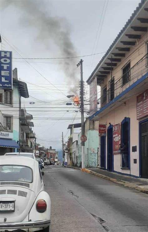 Corto Circuito Provoca Incendio En Un Poste De La Cfe