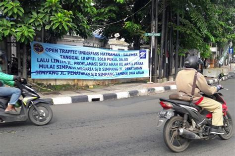 Jelang Uji Coba Underpass Matraman Petugas Pasang Rambu Lalu Lintas