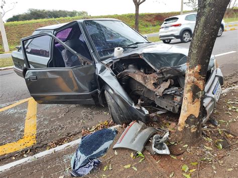 Motorista sem CNH perde controle do carro bate contra árvore e dois