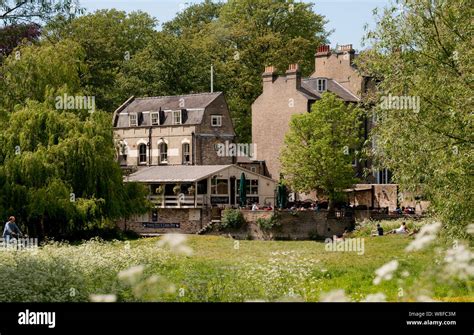 Pub at the side of the River Cam in the city of Cambridge, England ...