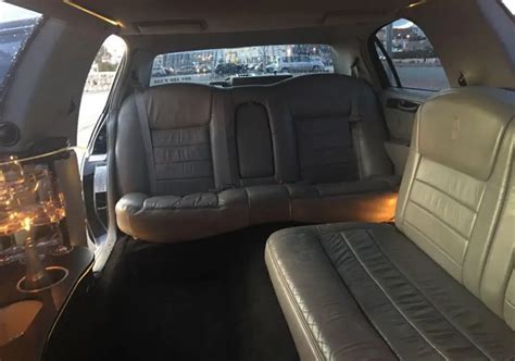 Lincoln Town Car Stretch - 8 seater | Split Limo