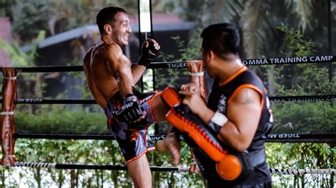 World Muay Thai Champion Amir Naseri Training For Jon Haggerty Youtube