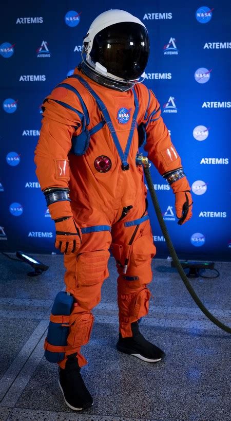 La Nasa Nos Presenta Sus Nuevos Trajes Espaciales Con Los Que Buscar