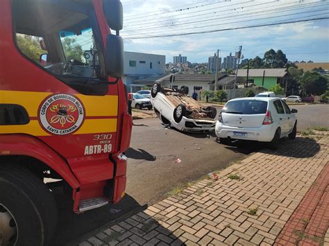 Carro capota após colidir contra outro veículo em Chapecó Notícias