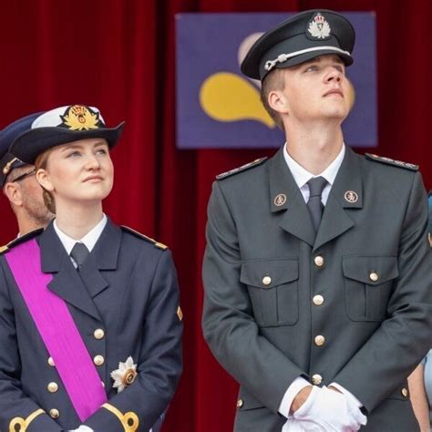 Elisabeth de Bélgica y Gabriel de Bélgica con uniforme militar en el