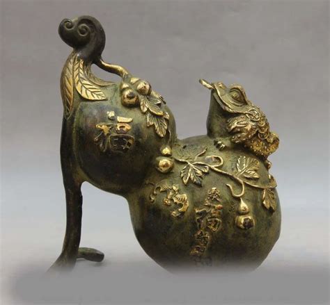 China Bronze Copper Fengshui Wealth Golden Toad Bat Fu Vase Bottle