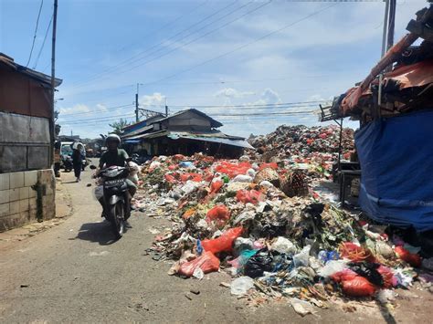 2 Hari Tak Diangkut Petugas Tumpukan Sampah Di Pasar Kemiri Muka