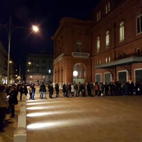 Teatro Petruzzelli Baresi In Fila Per La Lectio Magistralis Di Luciano