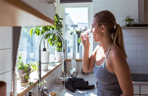 Hoeveel Water Moet Je Op Een Dag Drinken Het Groene Podium