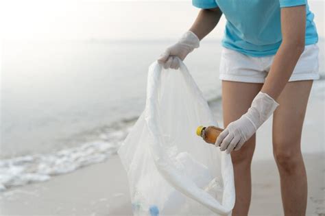 Ahorre Agua Los Voluntarios Recogen Basura En La Playa Y Las Botellas