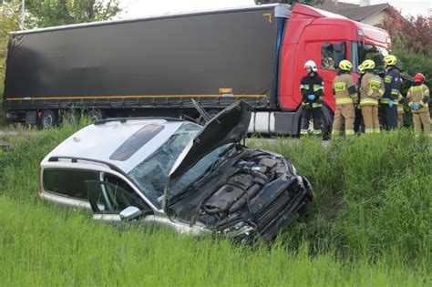 Wypadek tira i auta osobowego pod Wrocławiem Droga 395 do Strzelina