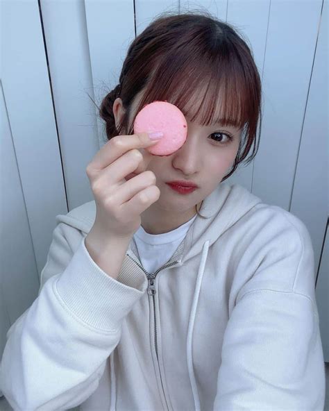 田中伊桜莉さんのインスタグラム写真 田中伊桜莉instagram「🍓🐰🤍💭 甘い物食べたい~ ちょっと前の写真だから季節外れの長袖着