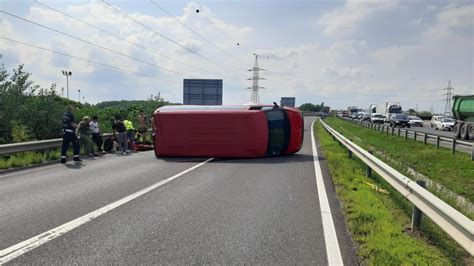 Hatan megsérültek azután hogy Dunaharasztinál felborult egy kisbusz