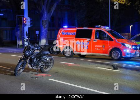 18 jährige Motorradfahrerin bei Crash mit Taxi en Solingen schwer