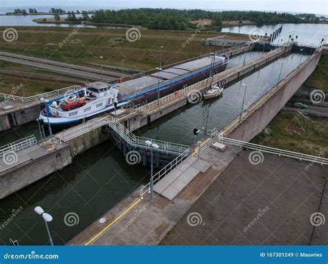 Drohnenansicht Auf Einem Frachtschiff In Der Schleuse Redaktionelles