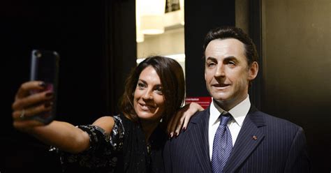 Eve Angeli Pose Avec La Statue De Cire De Nicolas Sarkozy Showcase Du