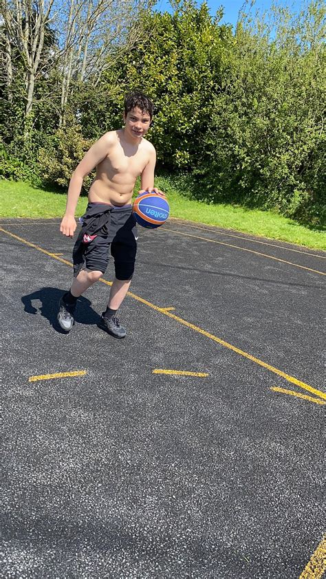 Quandale dingle spotted playing basketball : r/Quandaledingle