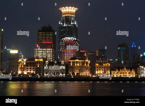 bund   night   huangpu river  bund promenade